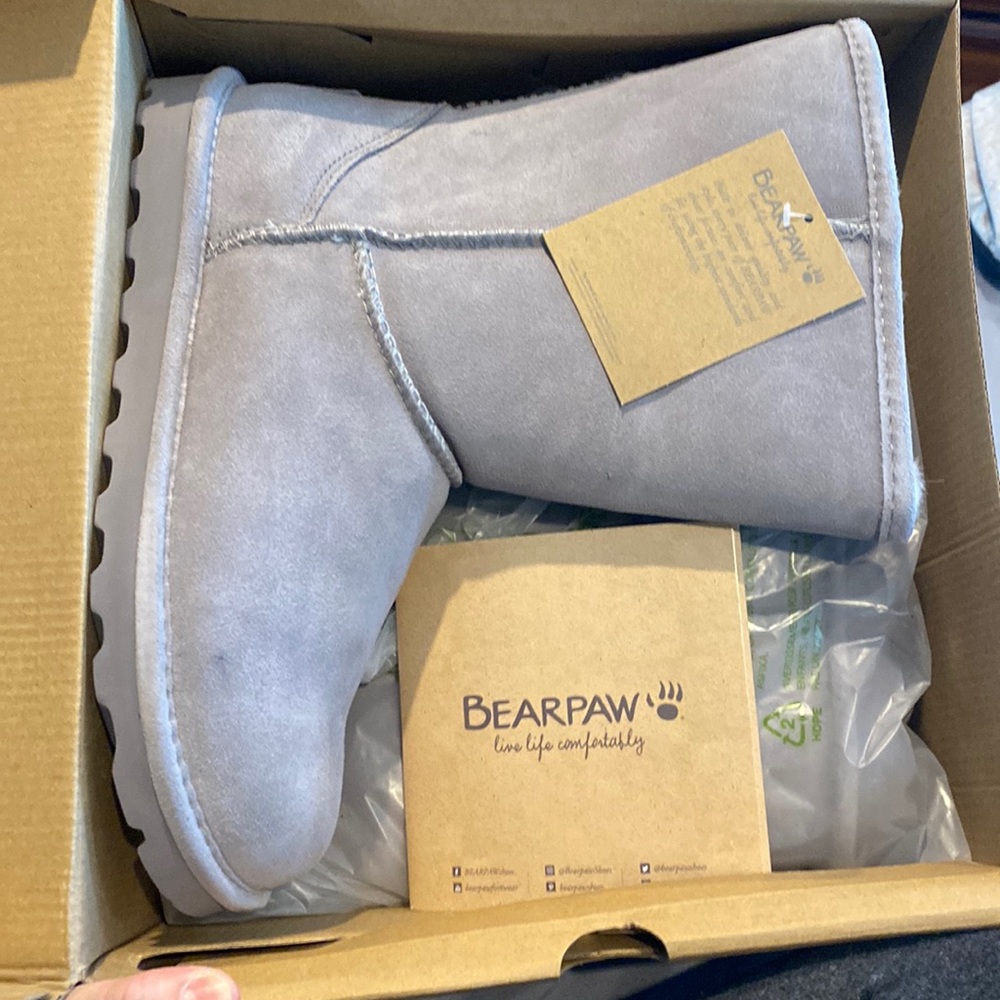 NWT Bearpaw boots